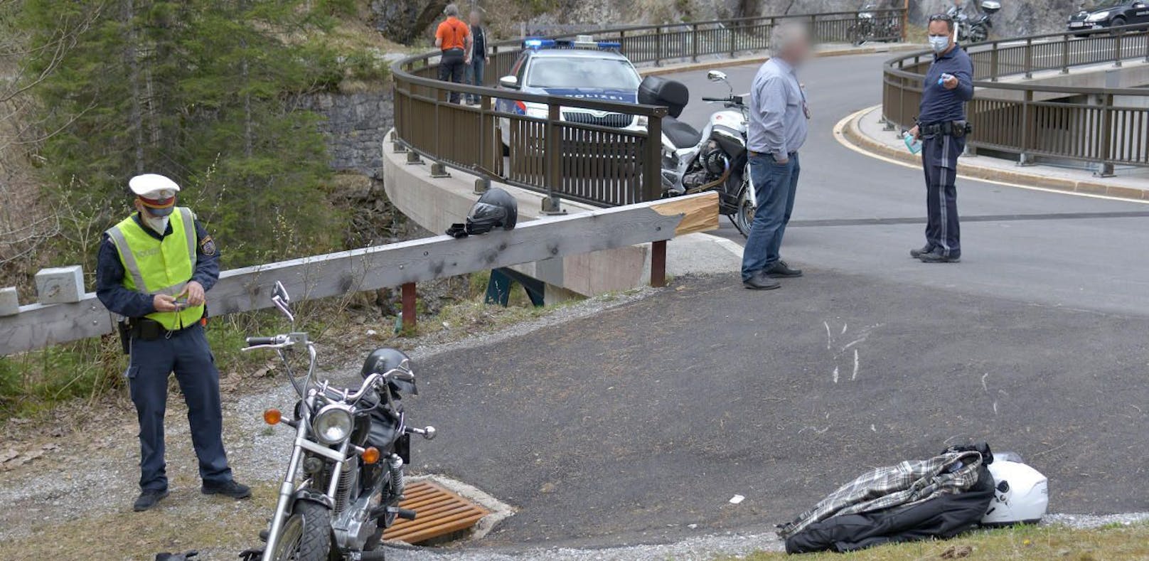 Bikerin bei Crash gegen Brücke schwer verletzt