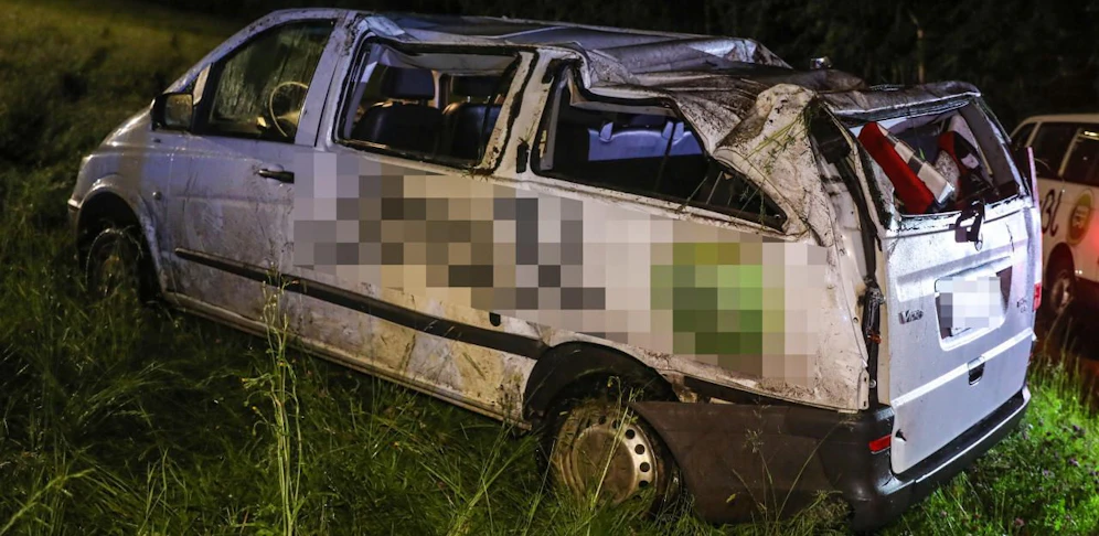 Verletzte bei Verkehrsunfall mit Taxibus in Hartkirchen, der Unfalllenker beging Fahrerflucht.