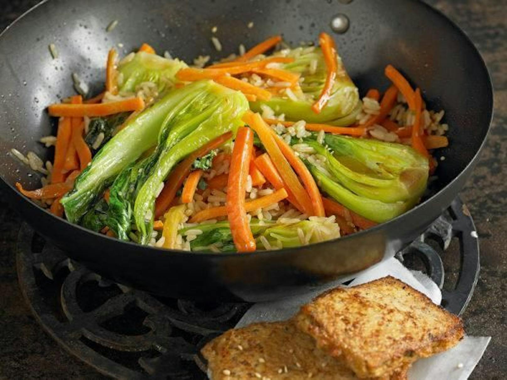 Gemüse-Wok mit Reis und Tofu