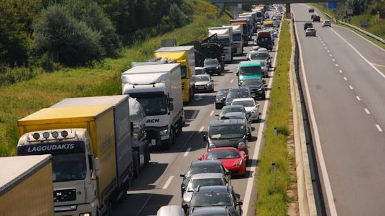 Riesiger Stau - A1 nach Unfall komplett gesperrt ...