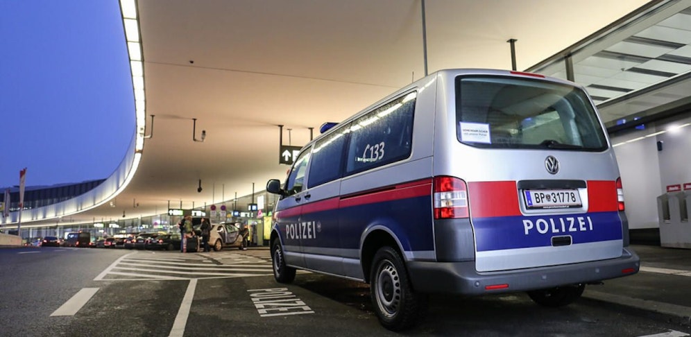 Die ersten Flüchtlinge sind am Flughafen Wien-Schwechat gelandet.