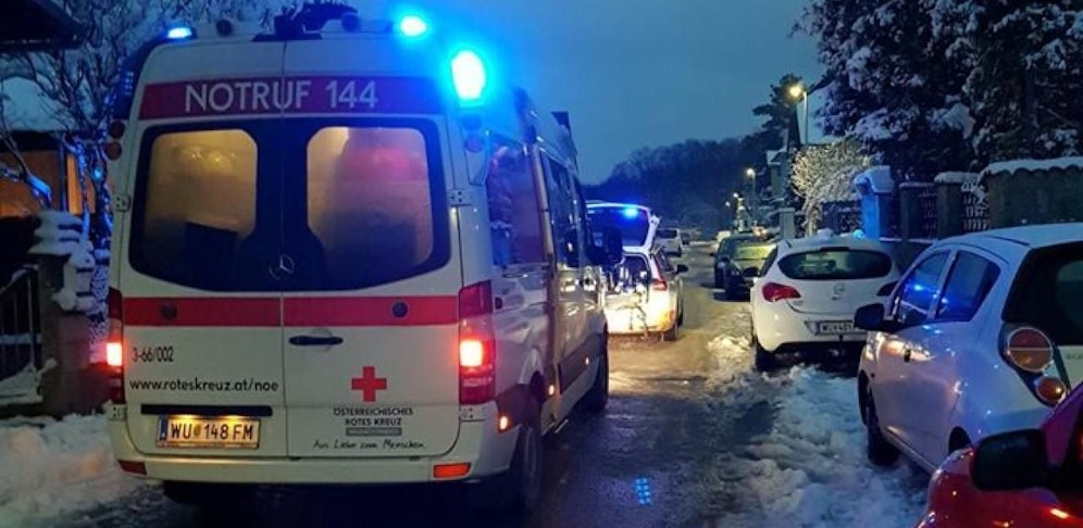 Der Mann stürzte vom Dach auf die Straße.