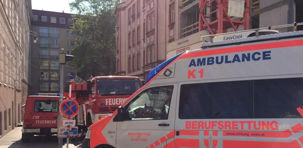 Rettung und Feuerwehr bargen den schwer verletzten Arbeiter.