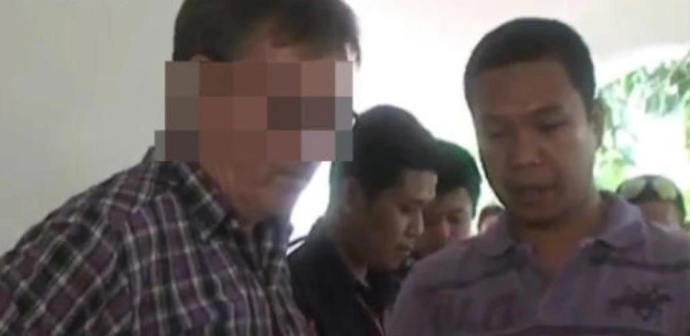 Robert T. steht in der Schweiz vor Gericht. Die Aufnahme stammt von seiner Verhaftung in Thailand. (Bild: Screenshot Pattayadailynews.com)