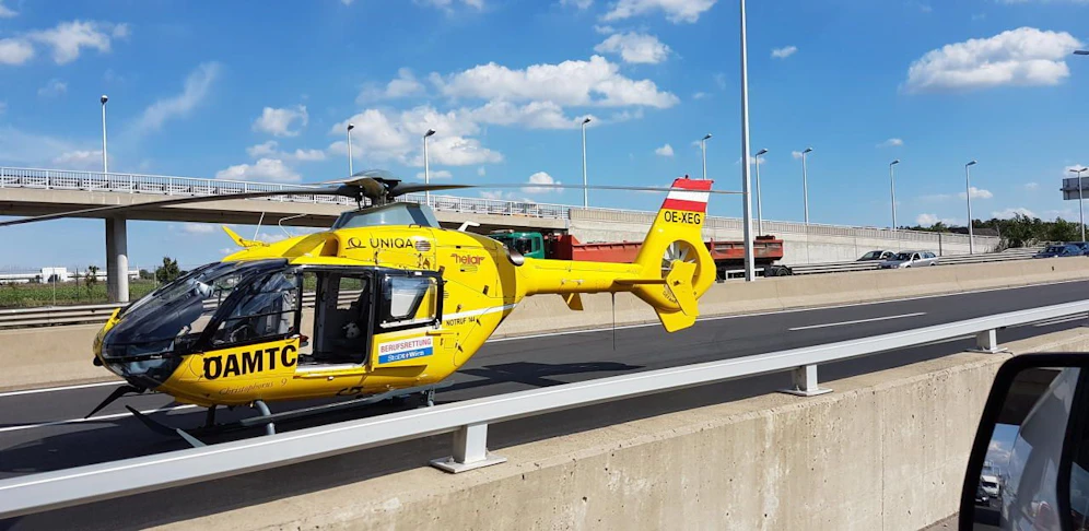 Ein Hubschrauber musste die Verletzten in ein Krankenhaus bringen (Archivfoto).