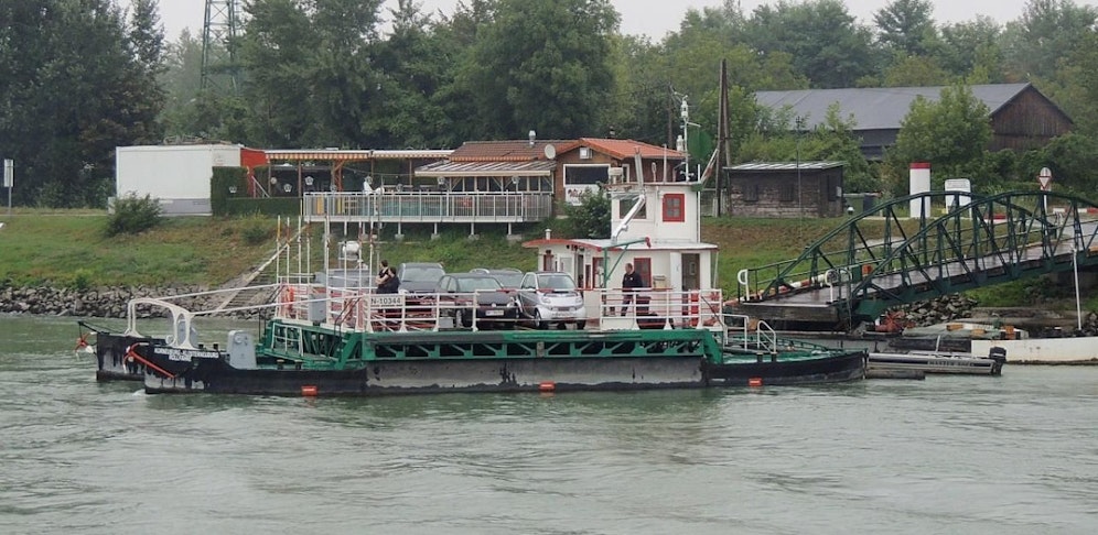 Fieberhaft läuft die Suche nachdem abgestürzten Pkw und dem vermissten Mann. 