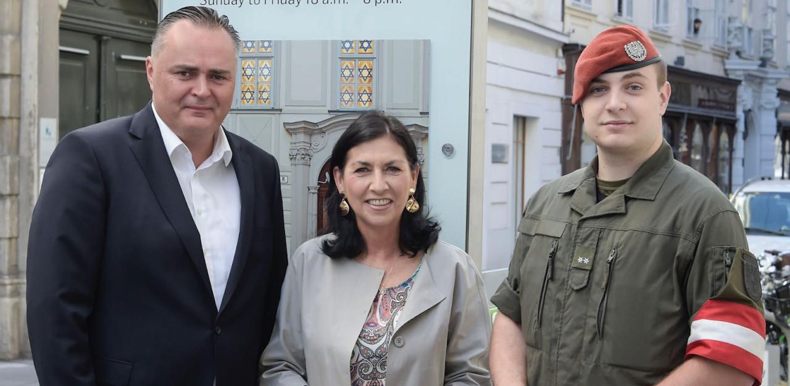 Bundesminister Hans Peter Doskozil und Museumsleiterin Danielle Spera mit Wachsoldat des Bundesheeres beim Jüdischen Museum Wien