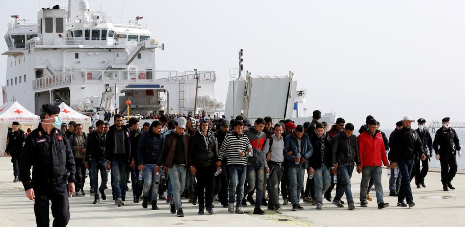 Seit die Balkanroute geschlossen ist, versuchen Tausende Afrikaner über das Mittelmeer in die EU zu gelangen.