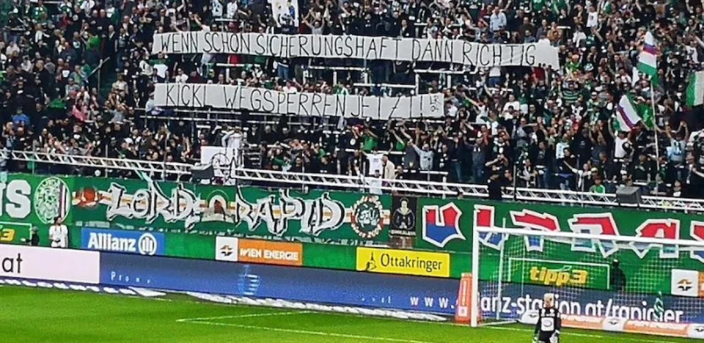 Rapid-Ultras fordern Sicherungshaft für Innenminister Herbert Kickl