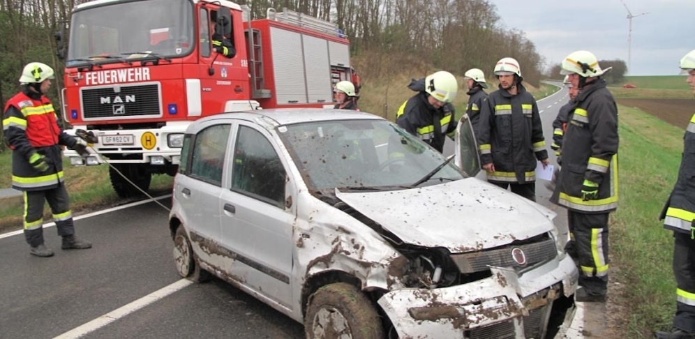 Mutter und Kind überschlug es mit Pkw.