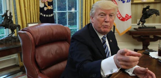 Das Weiße Haus (Foto: Donald Trump im Oval Office) sucht Praktikanten.