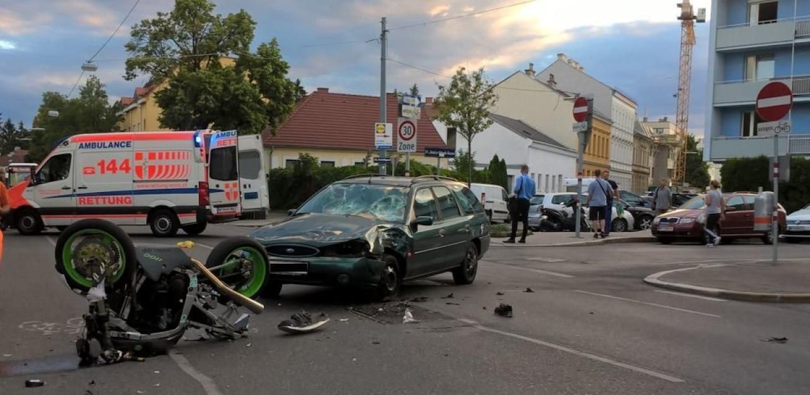 Crash in Floridsdorf: Motorrad-Lenker (50) wurde schwer verletzt. 