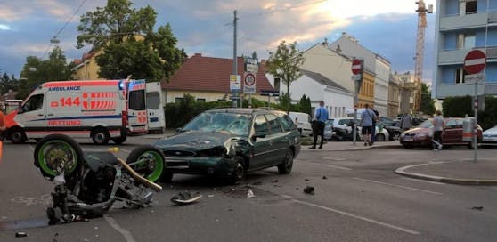 Crash in Floridsdorf: Motorrad-Lenker (50) wurde schwer verletzt.