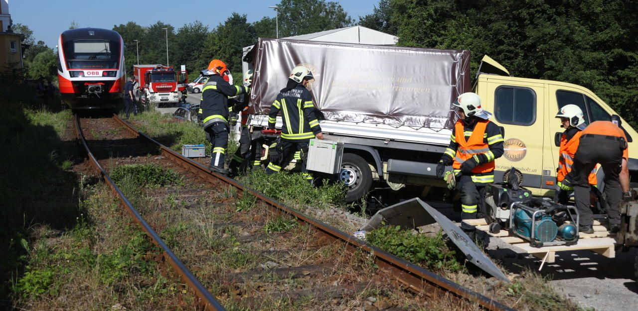 Heute.at - Klein-Transporter von Almtalbahn gerammt