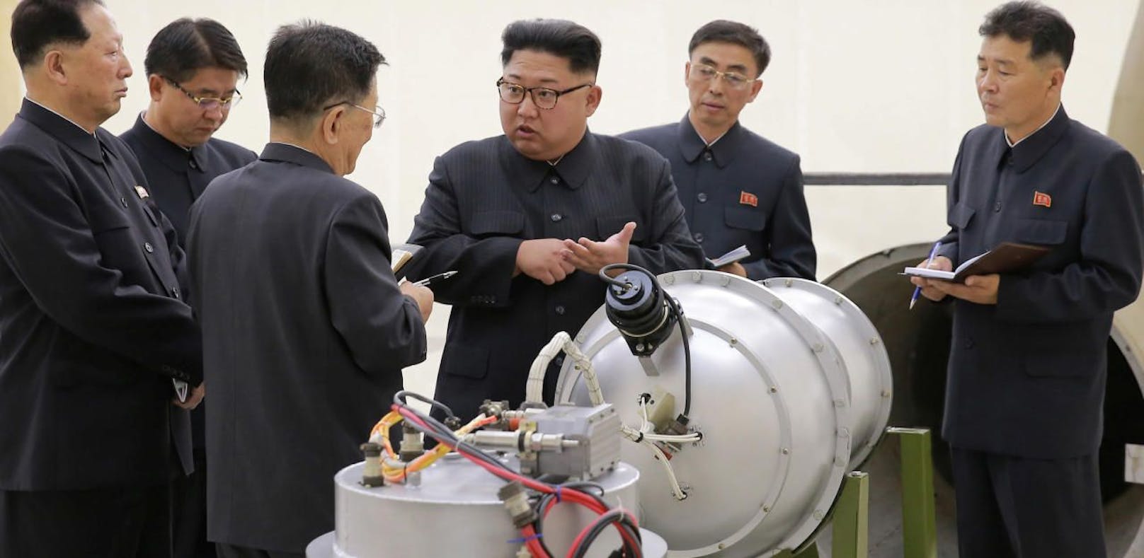 Diktator Kim Jong-un lässt sich neueste Waffenentwicklungen gerne vorführen.