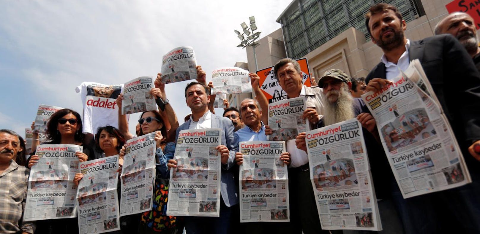 Eine Protestkundgebung in Solidarität mit den inhaftierten Zeitungsmitarbeitern vor dem Gerichtsgebäude in Istanbul.