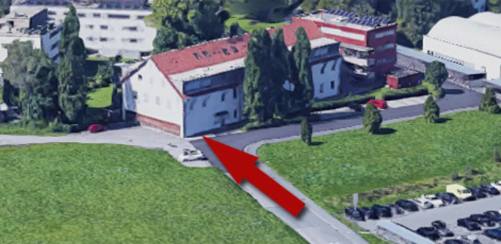 Statt abzubiegen prallte das Auto frontal gegen die Hausmauer.