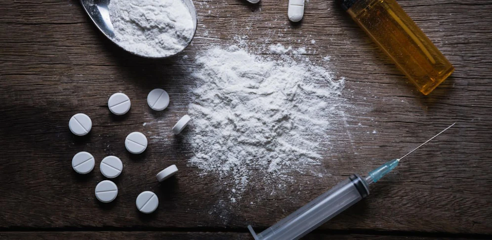 Neben der Toten wurden Spritzen und Medikamente gefunden. (Symbolbild). 