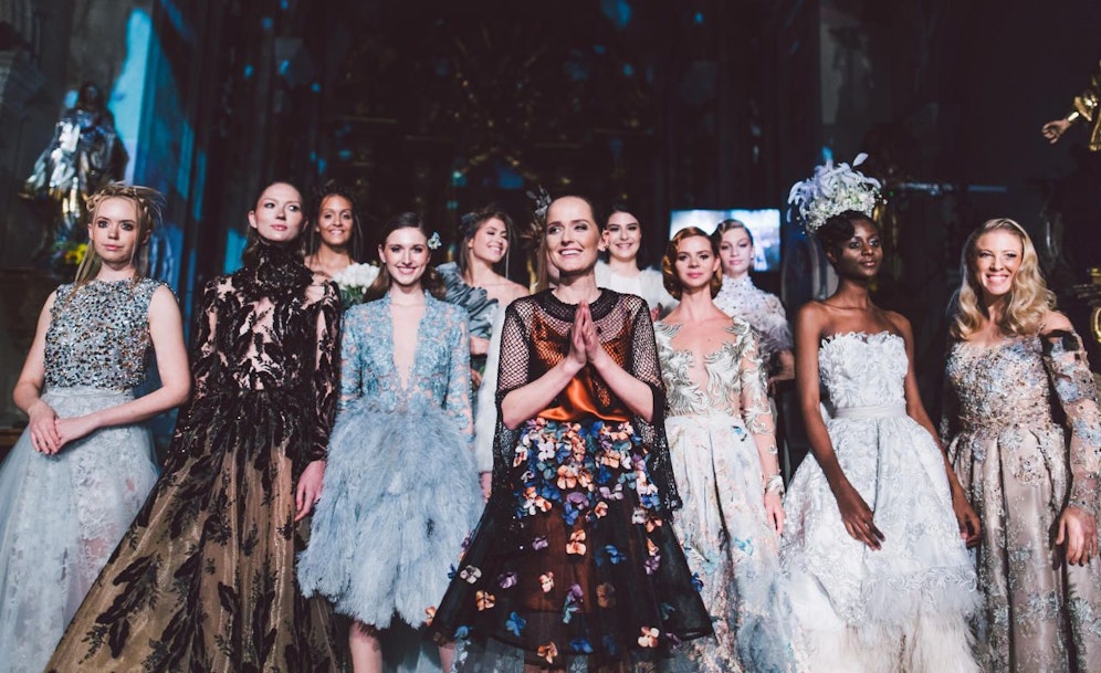 Ein Foto aus Zeiten, als nicht nur große Hochzeiten, sondern auch Fashion Shows erlaubt waren: Eva Poleschinski verwandelte vergangenen Sommer die Stadtkirche von Hartberg bereits zum zweiten Mal in ein Traumland aus Haute Couture. 