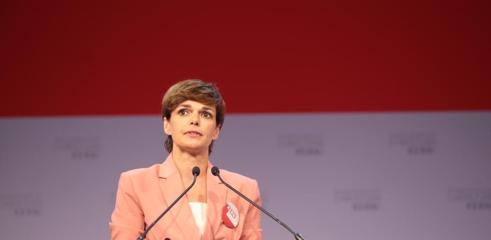 Neo-SPÖ-Parteiobfrau Pamela Rendi-Wagner ist nach der Aufregung rund um ihre Übernahme des Parteivorsitzes um demonstrative Wogenglättung bemüht.