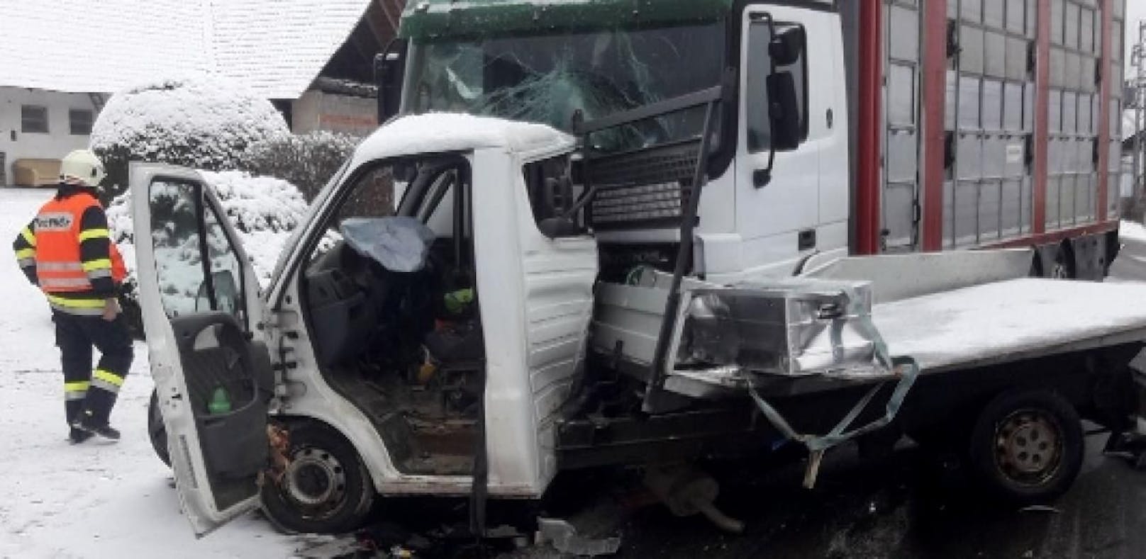 Kollision mit Lkw endet für Pkw-Lenker tödlich