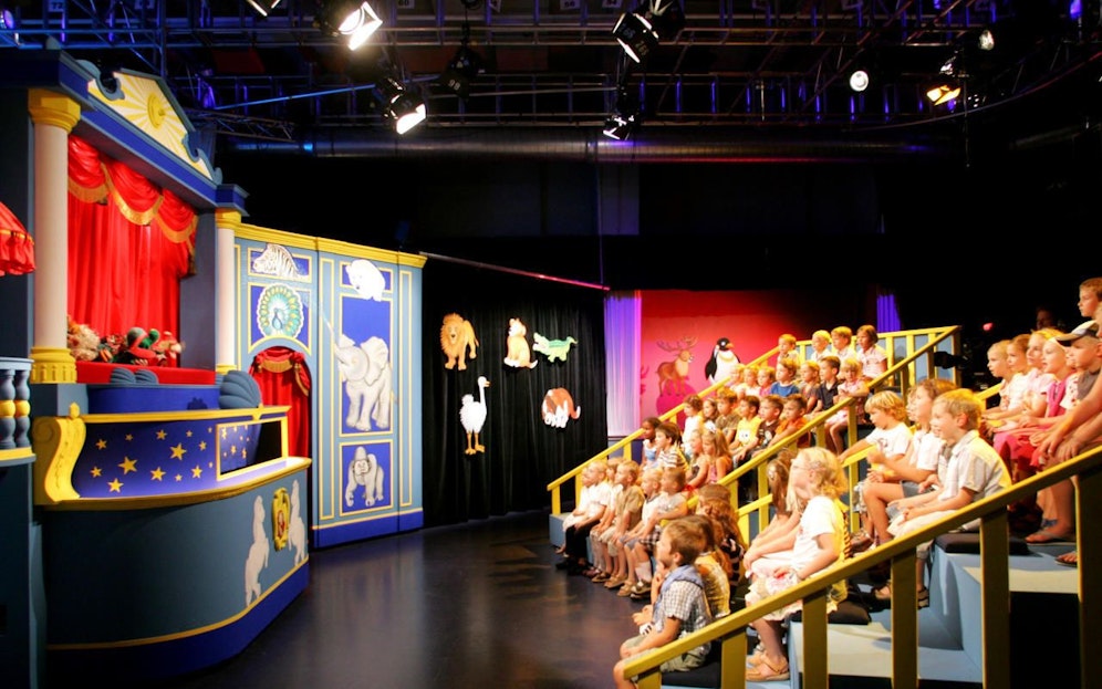 Bühnenbilder und insgesamt 400 Handpuppen sollen 100.000 Euro kosten.