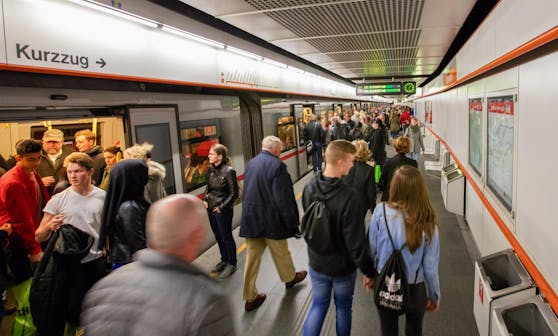 Die U-Bahnen sind weiterhin unterwegs, Desinfektionsspender wird es in den Stationen nicht geben.