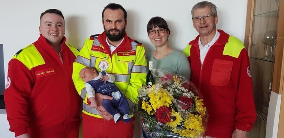 René Pürstinger, Anton Mayr, Mutter Barbara Steinmayr und der frisch gebackene Opa Johann Lindorfer mit dem kleinen Jonas. Foto: ASB Feldkirchen 