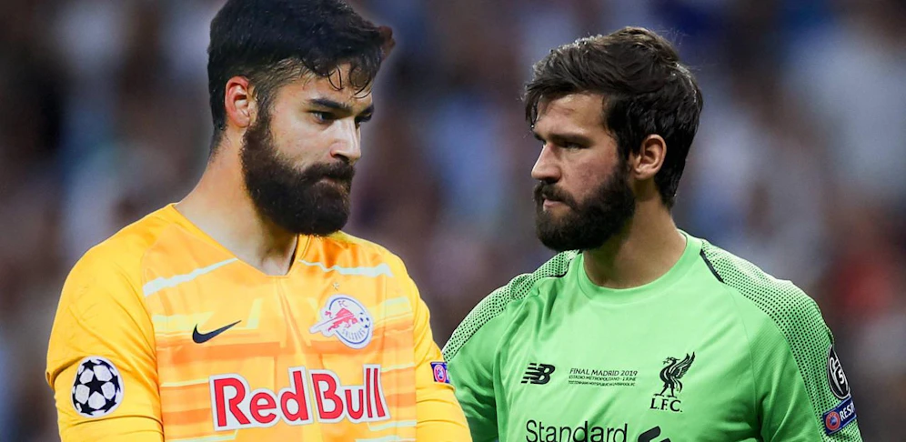 Links Red-Bull-Keeper Carlos Coronel, links Liverpool-Schlussmann Alisson Becker. Die beiden sehen sich zum Verwechseln ähnlich.