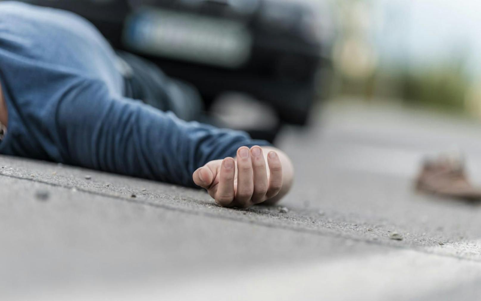 Ein 33-jähriger Auto-Lenker wurde, als er gerade am Straßenrand telefonierte, von einem Auto erfasst.