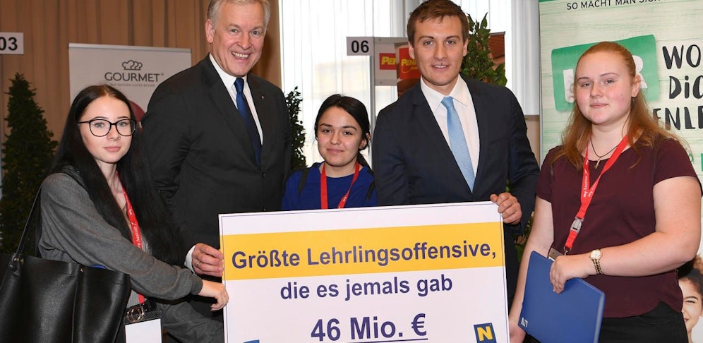 Nadja Hirscher, Landesrat Martin Eichtinger, Edanur Akcan, AMS NÖ-Chef Sven Hergovich und Elisabeth Skok auf der Jobmesse am Flughafen Schwechat.