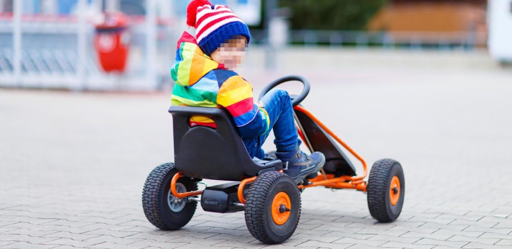 Für das Tretauto trennten die Diebe einen Gartenzaun auf.