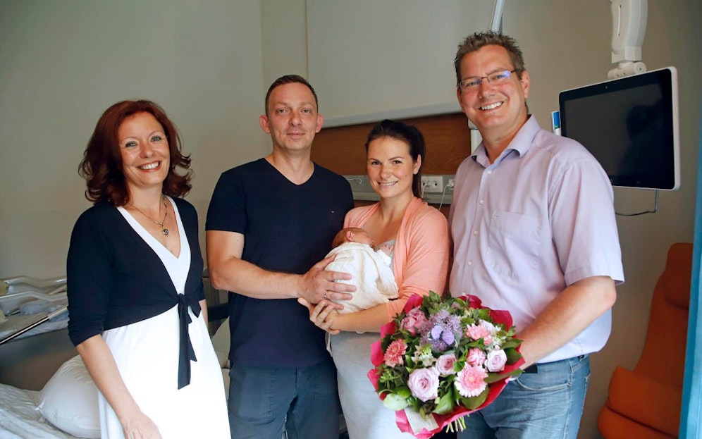 KAV-Chefin Evelyn Kölldorfer-Leitgeb (l.) und Floridsdorfs Bezirkschef Georg Papai gratulierten den frisch gebackenen Eltern Dominique und Emir. (Foto: KAV/Martin Votava)