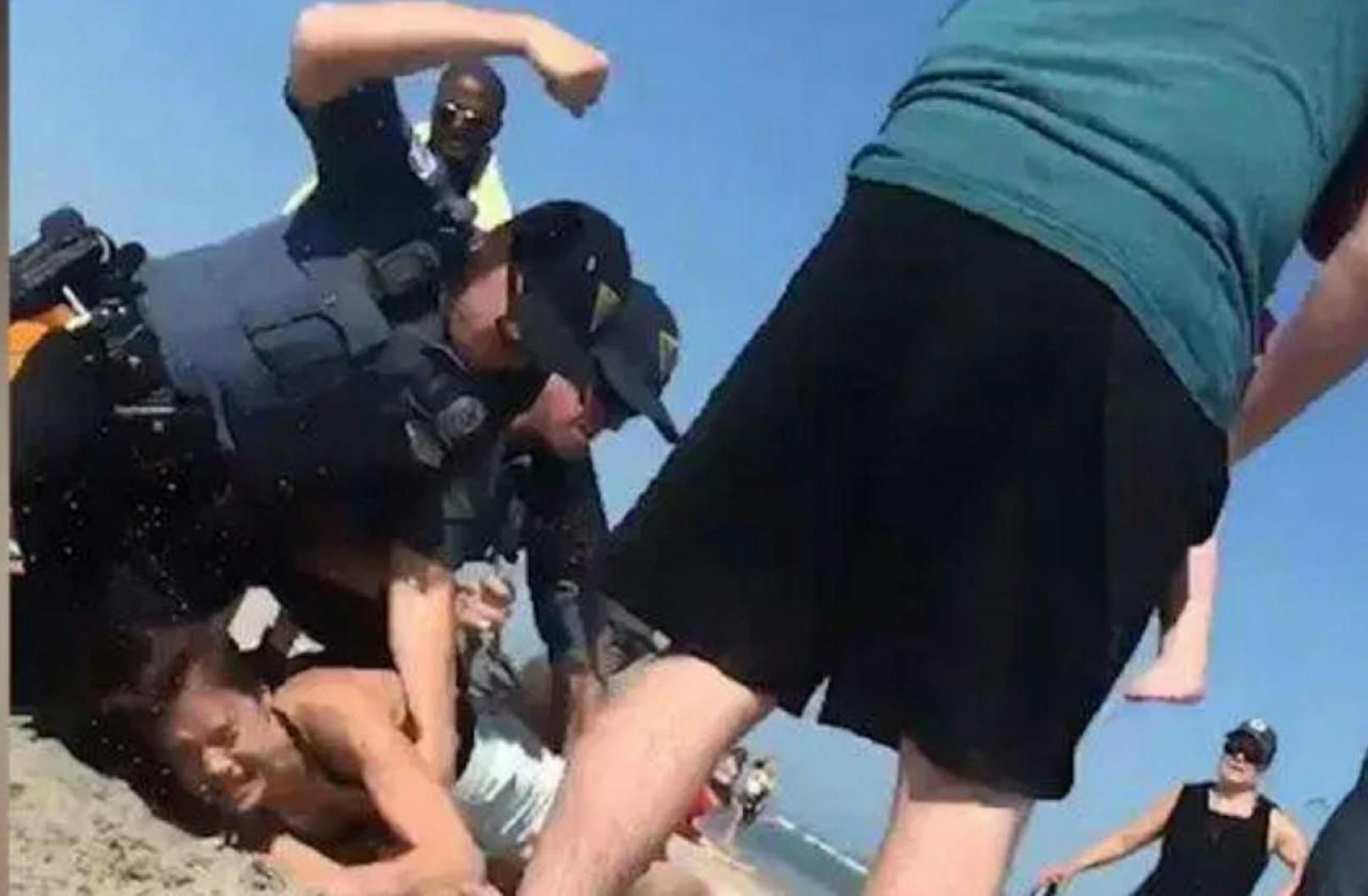 Skandalös: Die Polizisten schlagen auf Emily W. (20) am Strand von Wildwood (New Jersey) ein. 