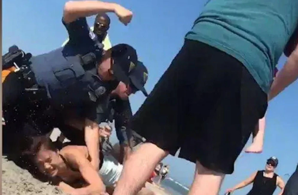 Skandalös: Die Polizisten schlagen auf Emily W. (20) am Strand von Wildwood (New Jersey) ein. 
