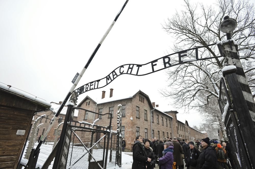 Eine niederländische Touristin ist auf dem Gelände des ehemaligen Vernichtungslagers Auschwitz-Birkenau in Polen festgenommen worden, weil sie den Hitlergruß gezeigt hat.