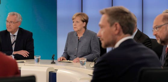Angela Merkel (Mitte) und FDP-Chef Christian Lindner (2.v. r.) bei einer TV-Runde direkt nach der Bundestagswahl.