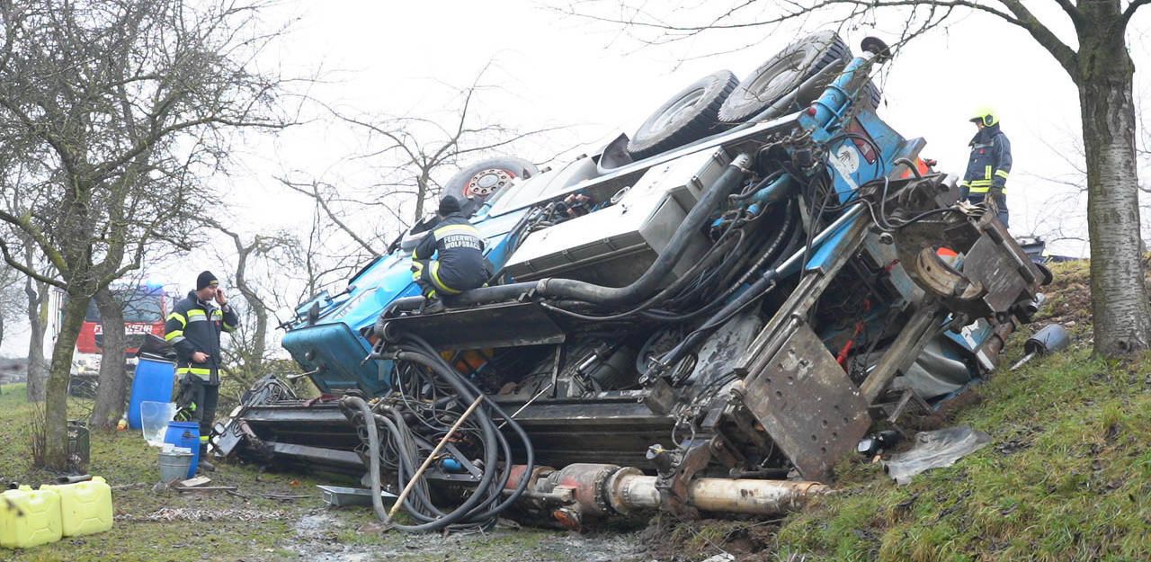 Heute.at - Brunnenbohr-Lkw stürzte von Straße – Lenker verletzt...