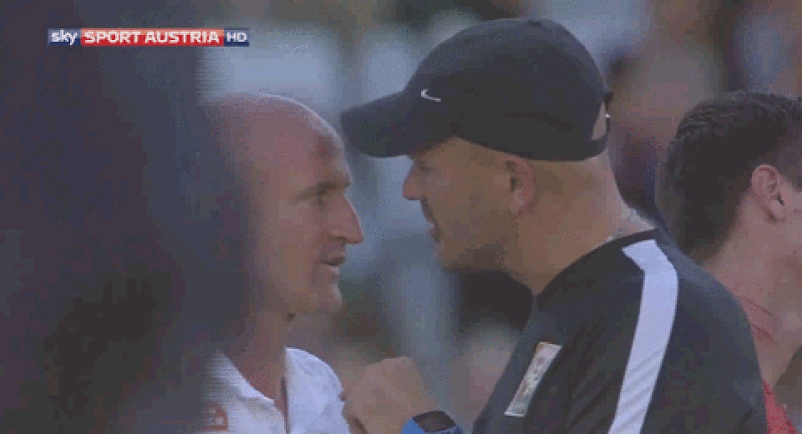 Die TV-Bilder von Sky legen den Verdacht nahe, dass Rapid-Coach Goran Djuricin dem Admira-Tormanntrainer Walter Franta ins Gesicht gespuckt hat.
