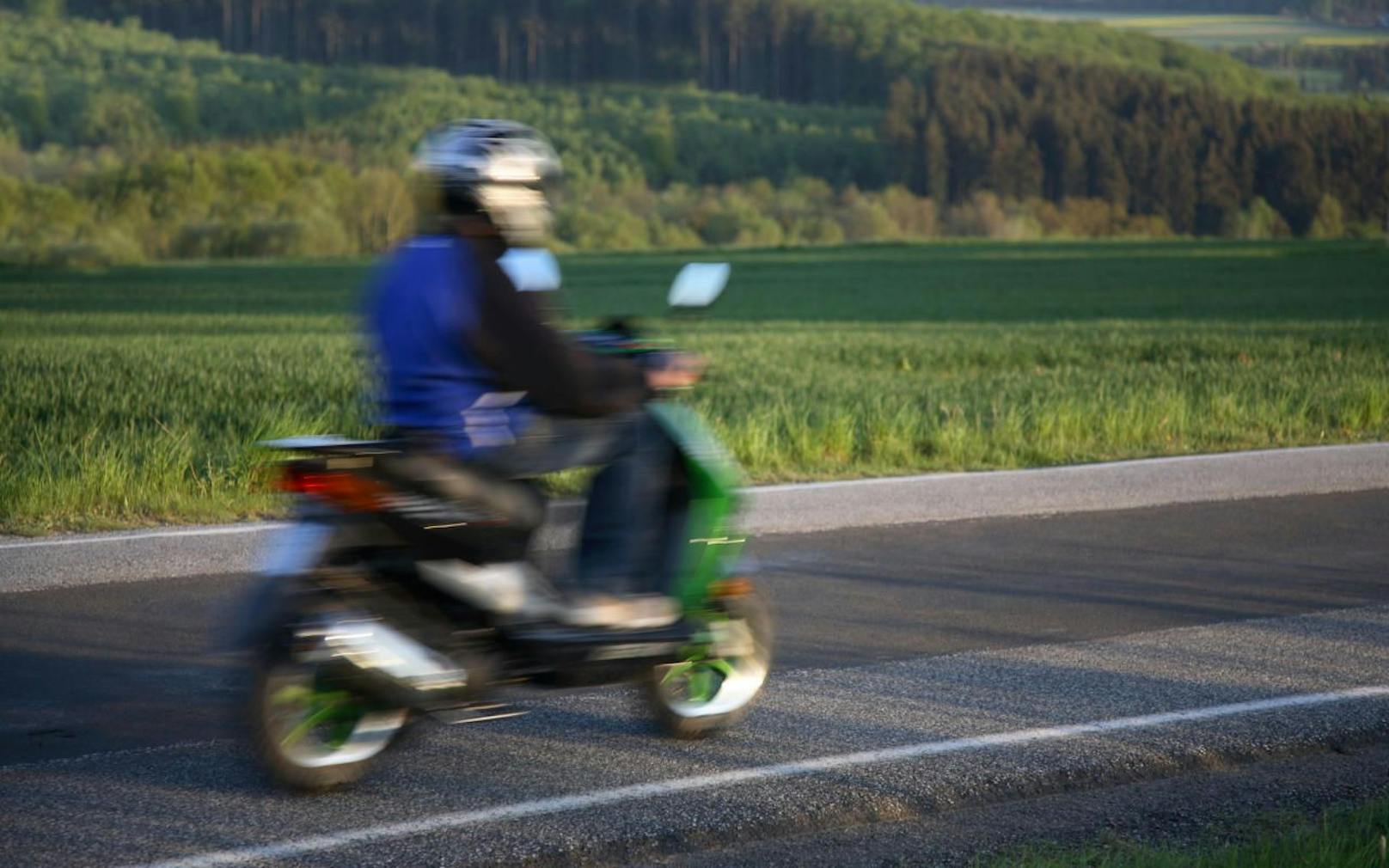 Die beiden Burschen beschleunigten mit ihren Mopeds auf über 100 km/h.