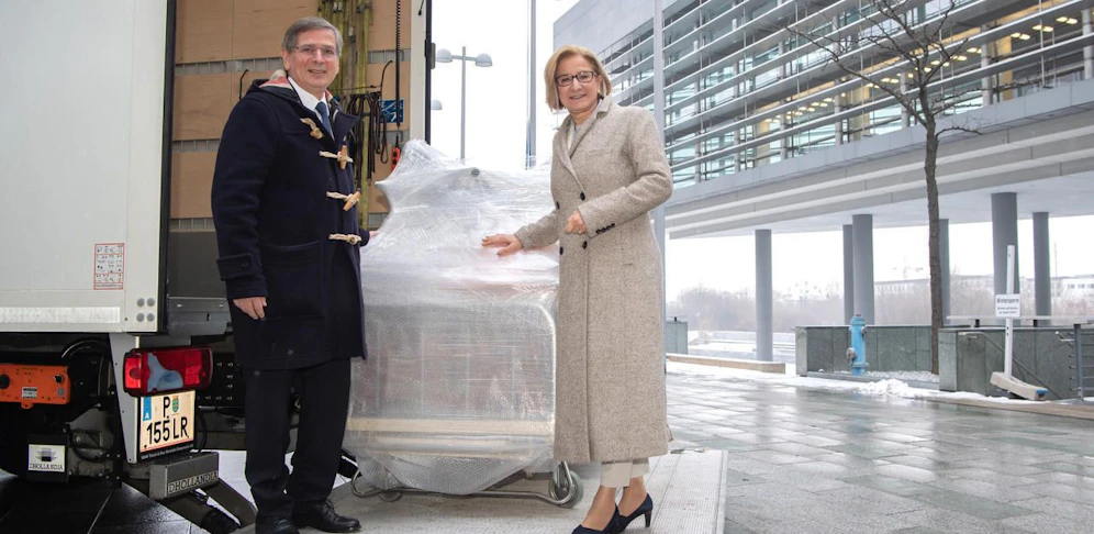 Hilfsgüter für Tansania: Landeshauptfrau Johanna Mikl-Leitner und Stefan Krauter, Geschäftsführer der cargo-partner GmbH