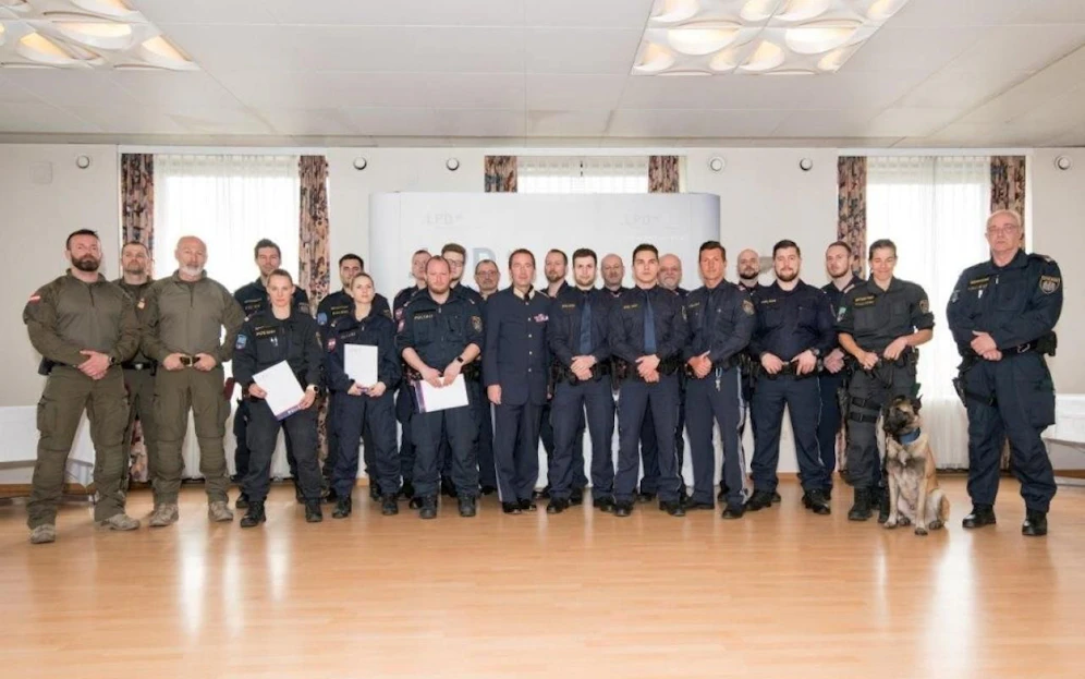 Beamte der Einsatztruppe nach dem Messer-Amoklauf bei der Ehrung.
