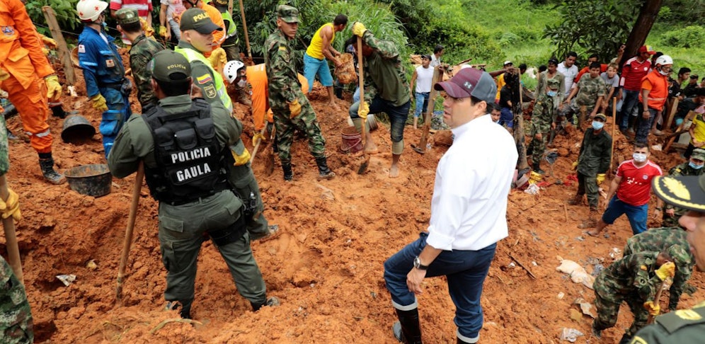 Gouverneur Didier Tavera besichtigt die Unglücksstelle.