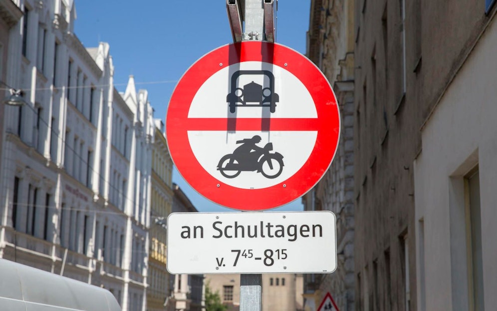 Das temporäre Fahrverbot soll die Sicherheit der Schüler vor den Schulen erhöhen. Die ersten positiven Erfahrungen damit wecken nun das Interesse anderer Bezirke.