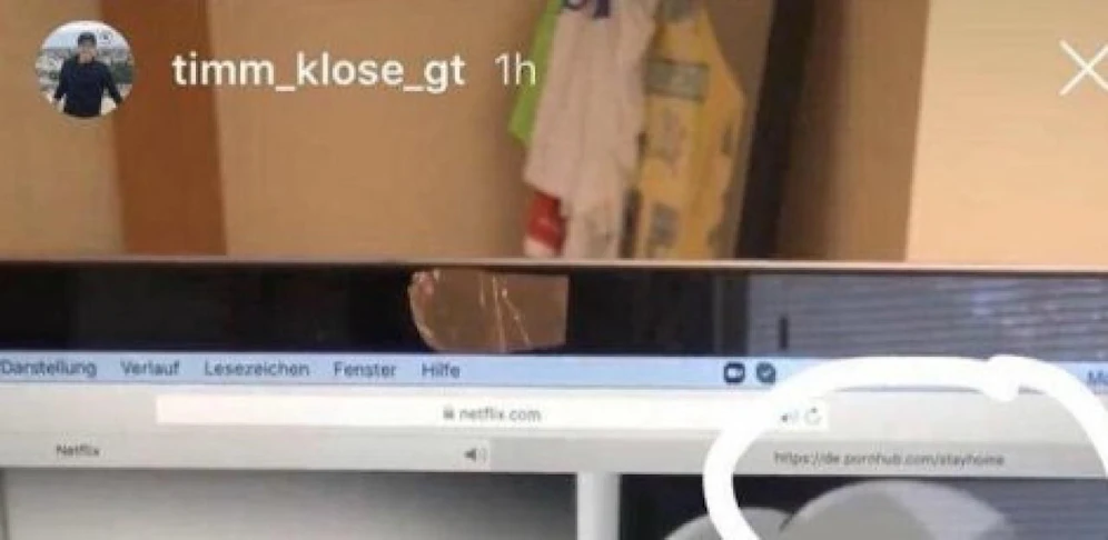 Timm Klose zeigt eine Netflix-Serie auf seinem Bildschirm und vergisst, vorher den Pornhub-Tab zu schließen.