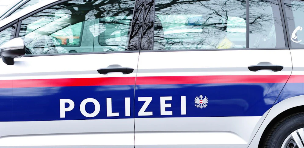 Ein offenbar verwirrter Mann verletzte nach einem Unfall eine Polizistin schwer.