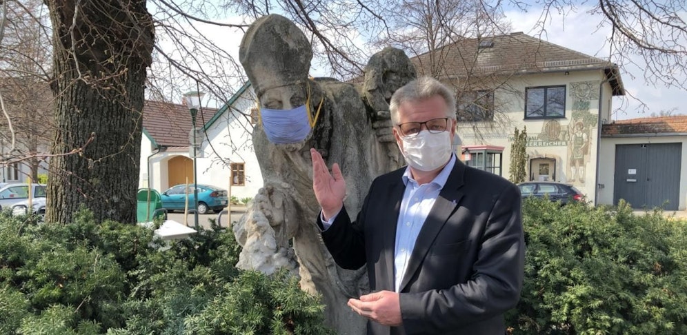 Kainz mit dem maskierten Heiligen.