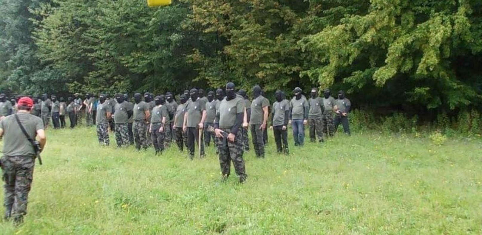 An der Grenze zu Österreich stehen hunderte bewaffnete Menschen einer Bürgerwehr.