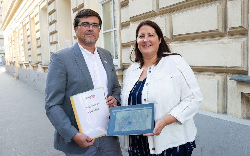 Vier von fünf Wiener Altbaumieter zahlen einen überteuerten Mietzins. Die Mieterhilfe der Stadt Wien hilft. (v.li.: Christian Bartok, Leiter der Mieterhilfe der Stadt Wien und Wohnbaustadträtin Kathrin Gaal). (c) PID/David Bohmann