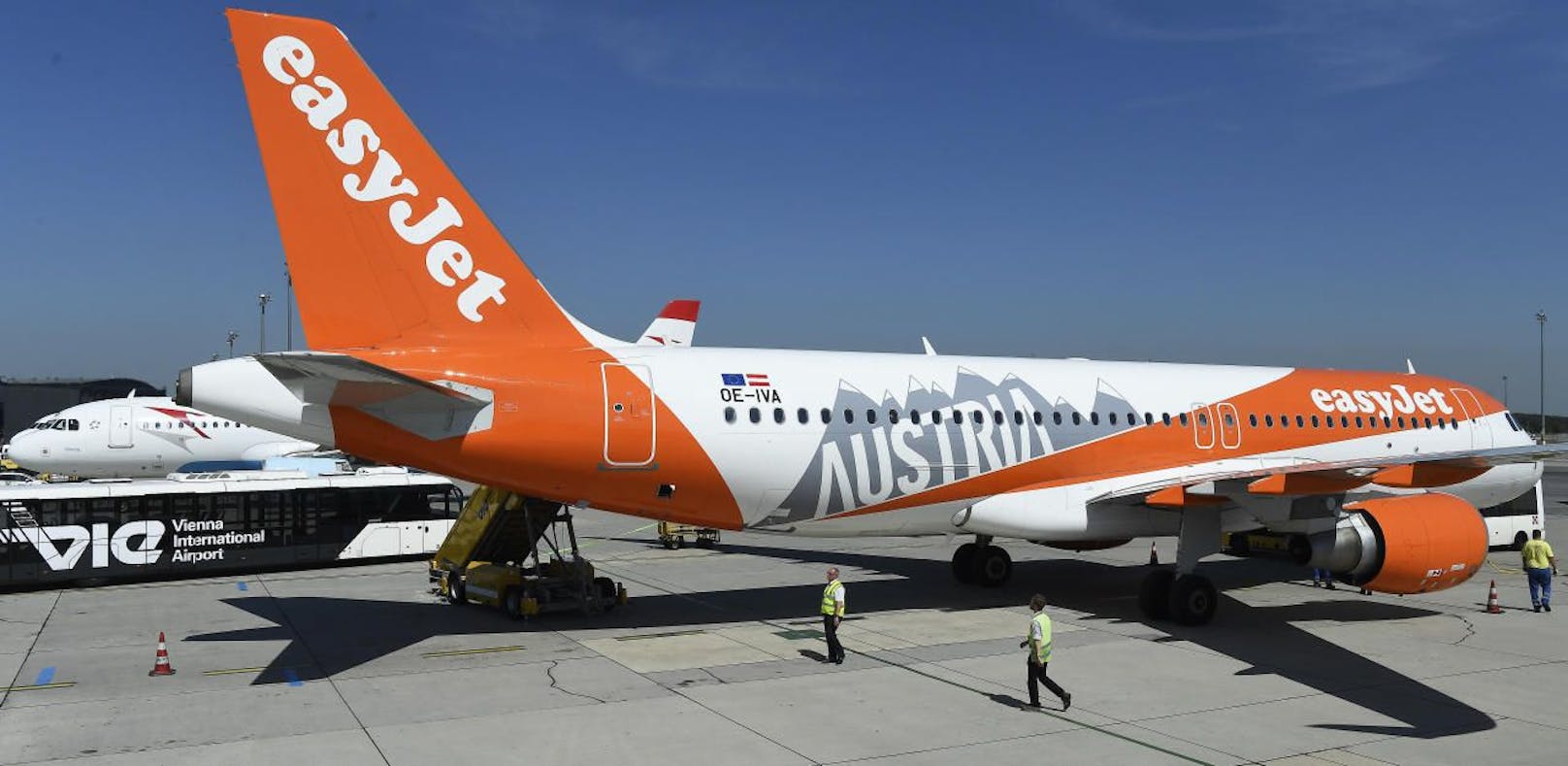 Erstes easyJet-Flugzeug unter OE-Zeichen ist mit spezieller Bemalung am Donnerstag in Wien gelandet.